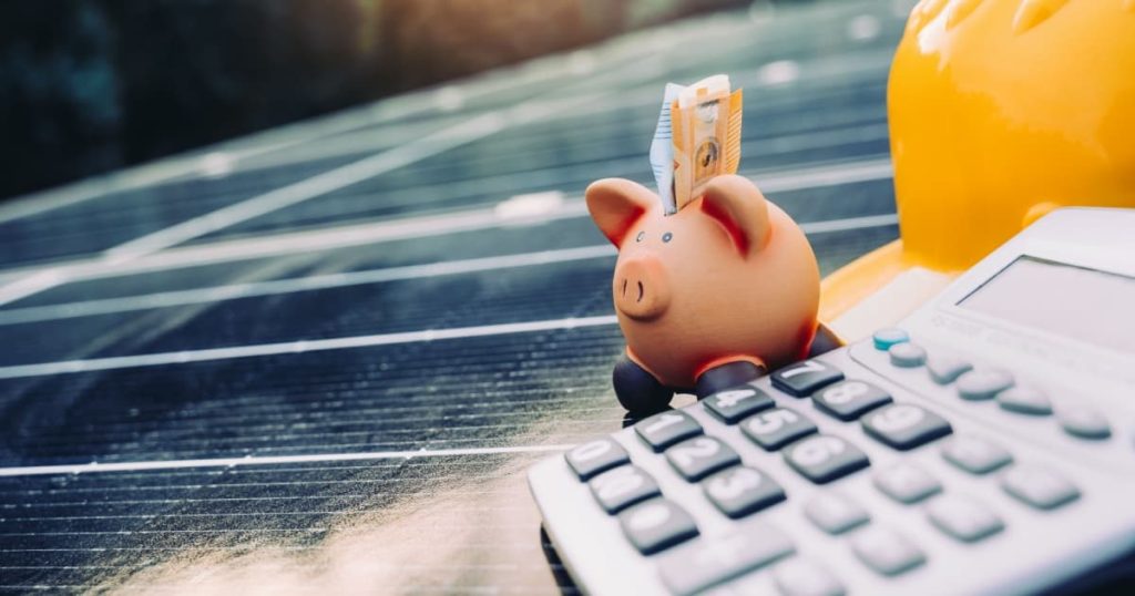 Panneaux solaires avec un cochon tirelire représentant la grandeur de l'investissement