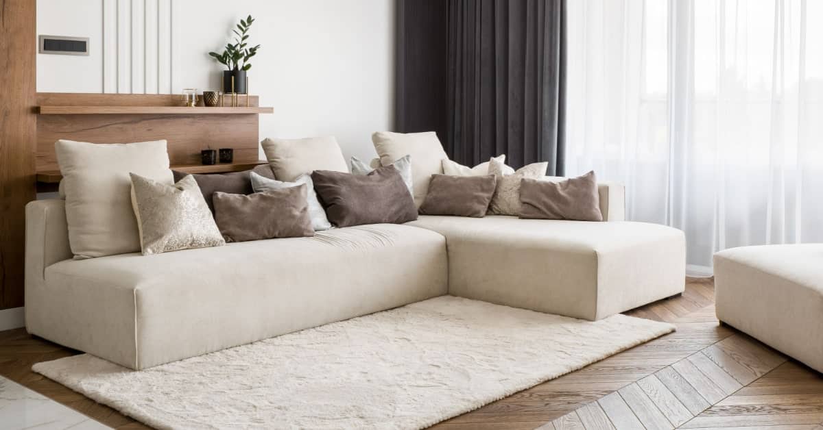 salon avec rideaux, tapis, canapés et coussins