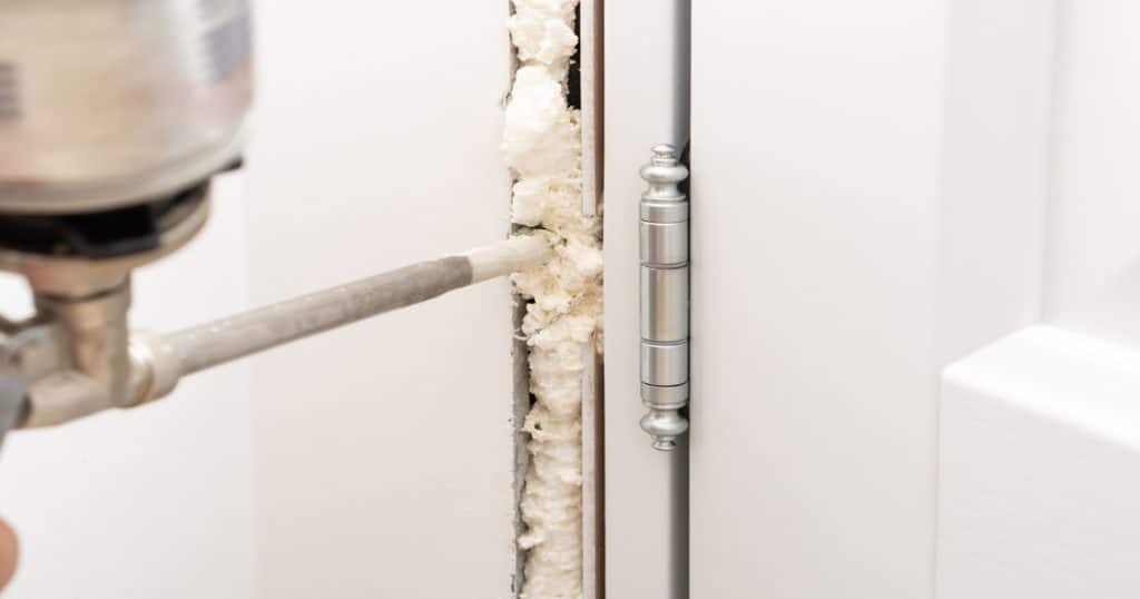 Isolation des murs creux en mousse de polyuréthane