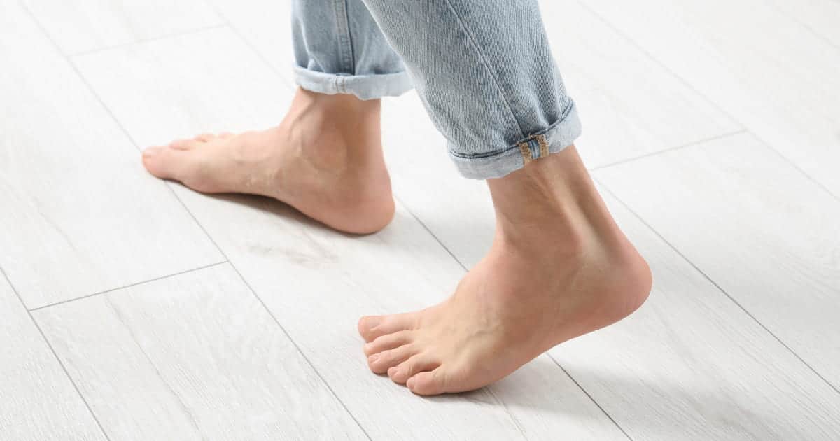Des pieds nus qui marchent sur le sol isolé