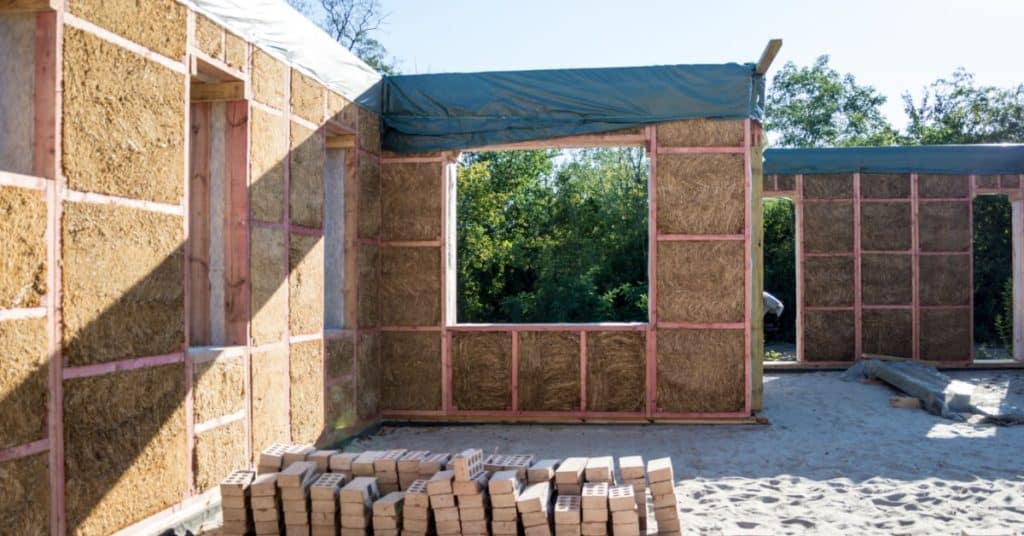 Des murs de paille formes la base d'une maison 