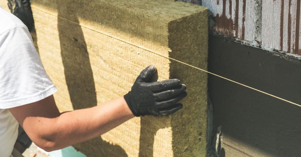 Isolation d'un mur extérieur à l'aide de panneaux de laine de roche