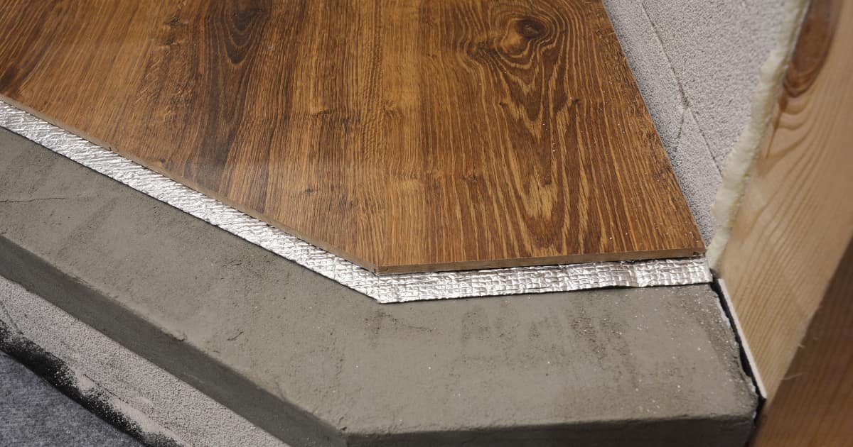 Isolation du sol avec pare-vapeur réfléchissant sous un revêtement en bois