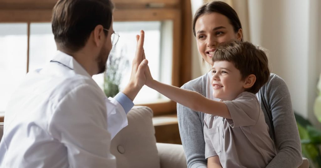 Maman heureuse avec son fils chez le médecin de la mutuelle