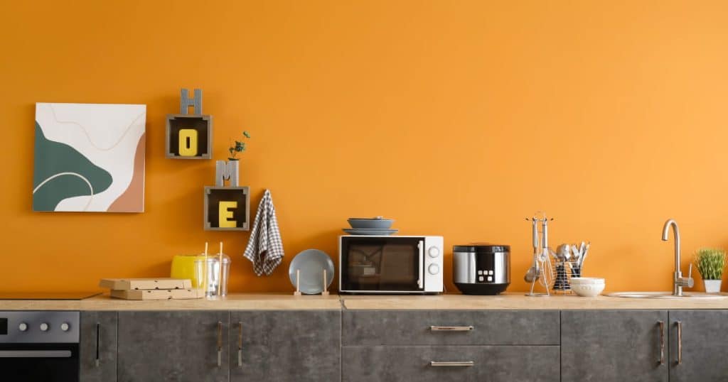Cuisine avec mur jaune