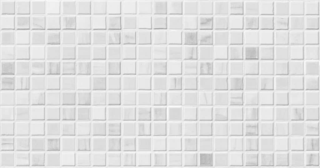 Mur de salle de bain en petit carrelages blancs