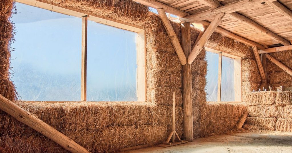 Maison isolée avec de la paille dans ses murs 