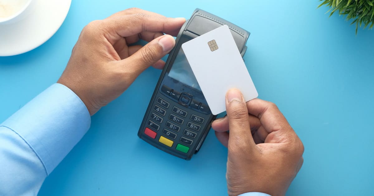 Paiement sans contact avec une carte sur un terminal de paiement.