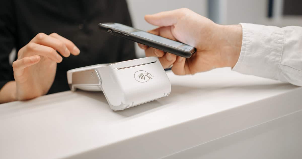 Paiement sans contact avec un smartphone sur un terminal de paiement électronique