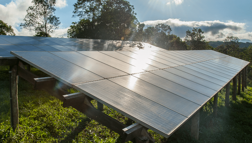 Panneaux solaires photovoltaïques, thermiques ou hybrides au sol.