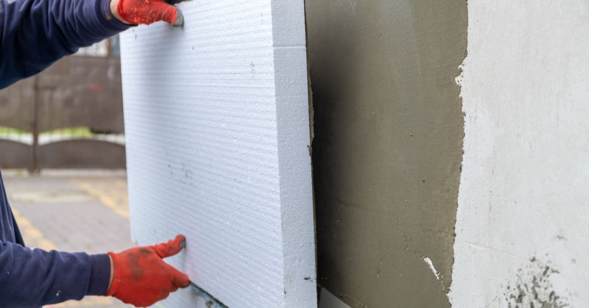 Isolation de façade à l'aide de plaques d'isolant synthétique