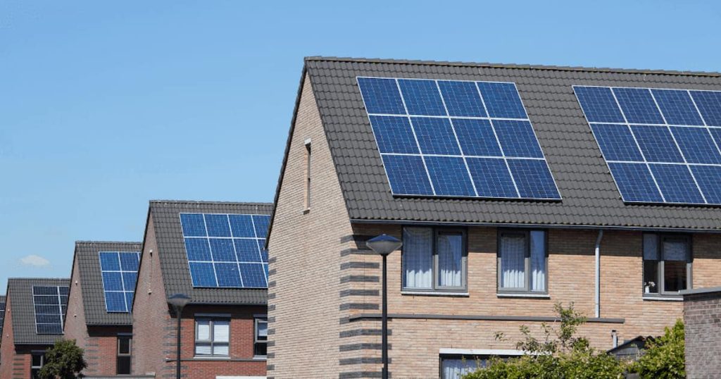 Une rangée de maisons, toutes équipées de panneaux solaires