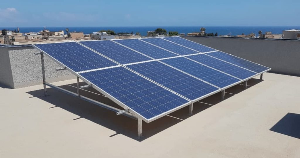 Panneaux solaires sur un toit plat inclinés à l'aide d'un cadre métallique