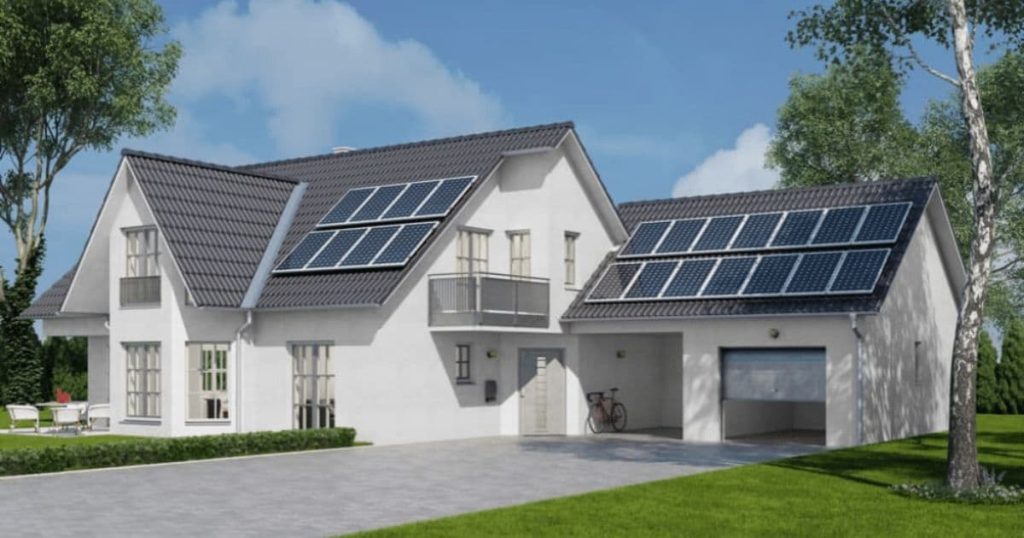 grande maison avec des panneaux solaires sur le toit 