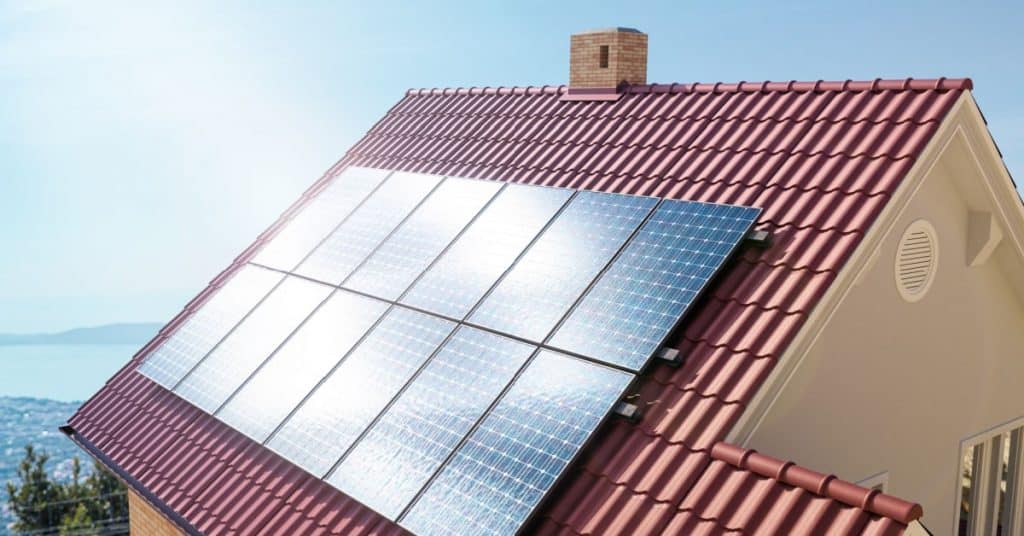 maison avec des panneaux solaires sur un toit incliné 