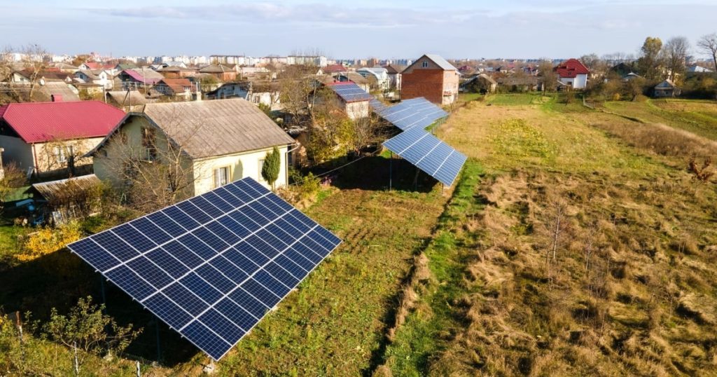 Panneaux solaires sur le sol d'un terrain