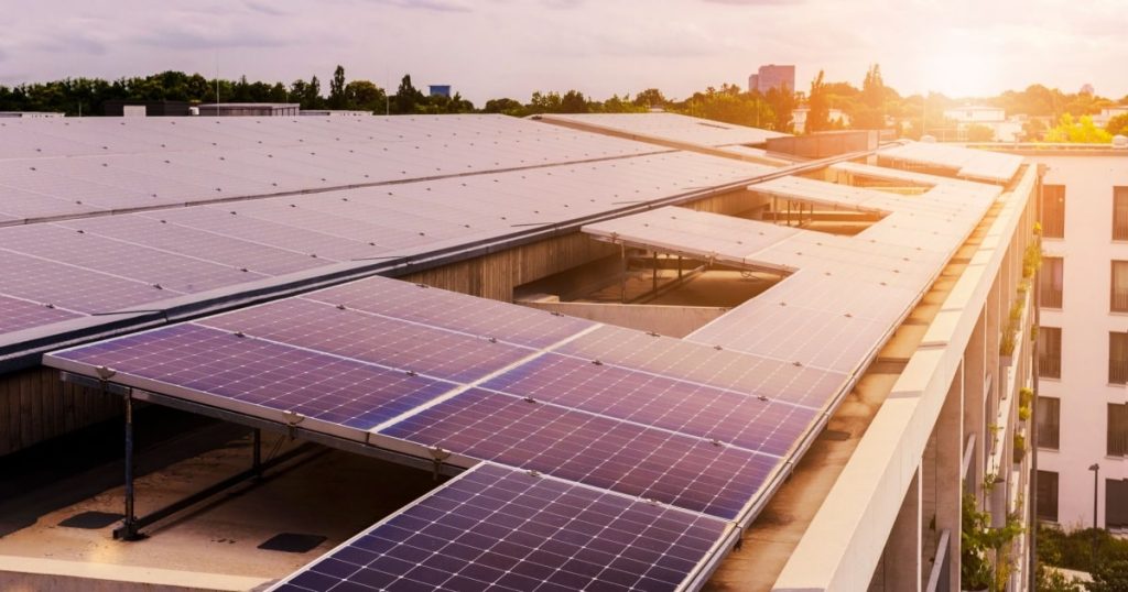 Panneaux solaires sur une toiture plate