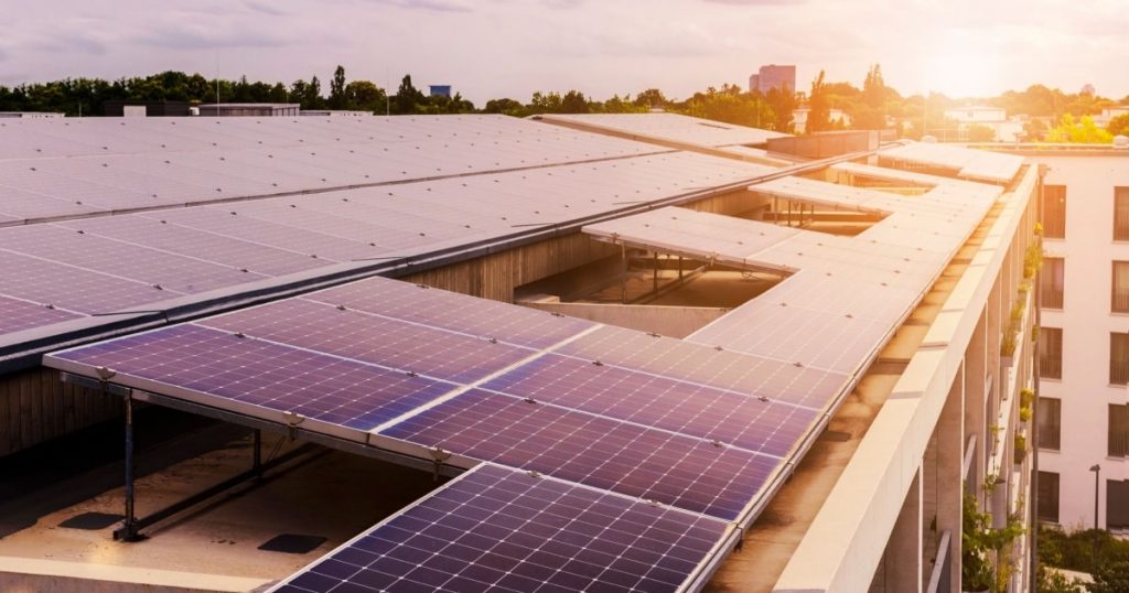 Panneaux solaires sur une toiture plate