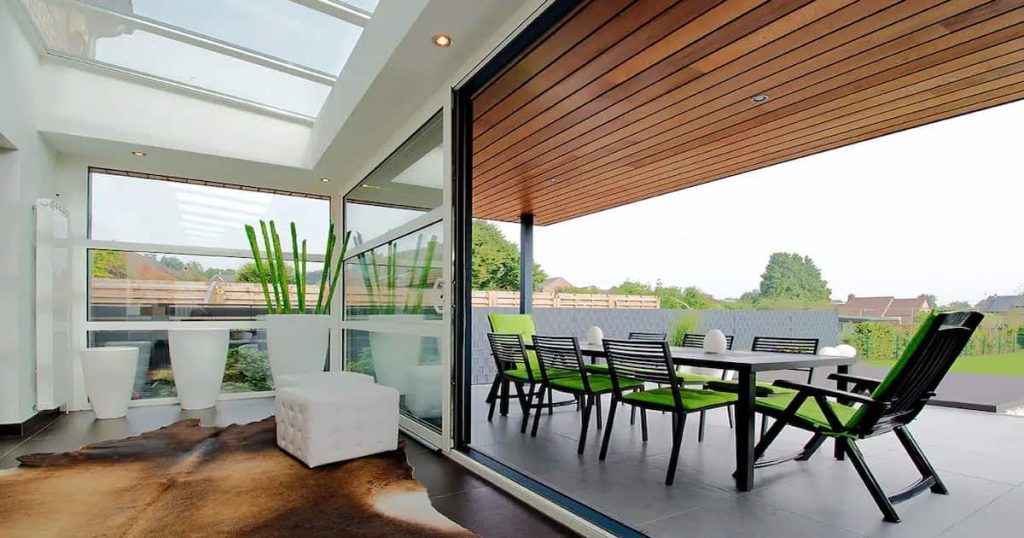Vue de l'intérieur d'une maison avec terrasse couverte par une couverture de terrasse en bois