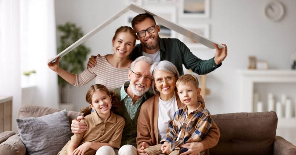 Famille : grands-parents, parents et enfants sous le même toit.