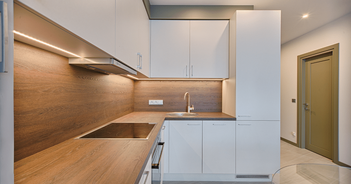Cuisine blanche en L avec plan de travail en bois