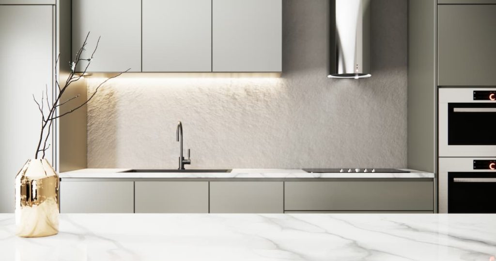 table en marbre en gros plan dans une cuisine moderne blanche, intérieur design et décoration avec comptoir et armoires intégrés. 