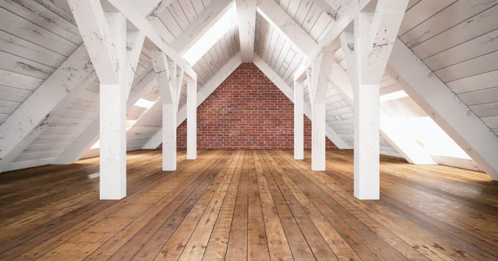 Image d'un grenier avec un plancher en bois