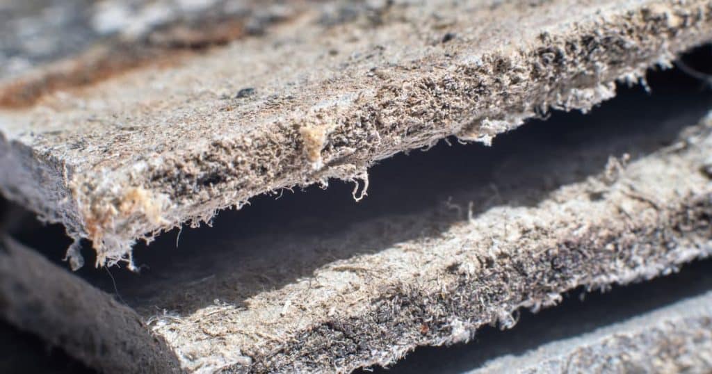 Photographie détaillée du matériau de construction avec des fibres d'amiante.