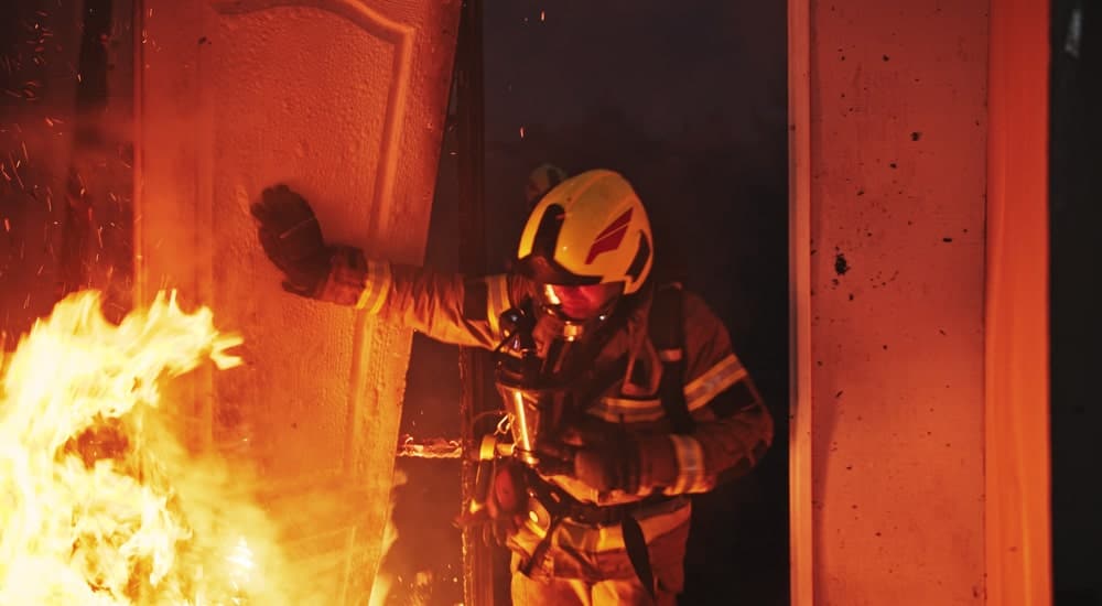 Pompier combattant les flammes