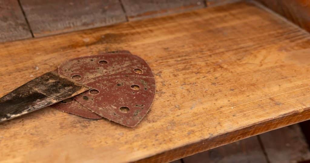 Papier à poncer sur des marches d'escaliers à rénover