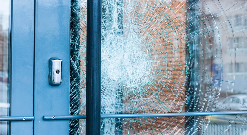 Porte-fenêtre vitrage brisé