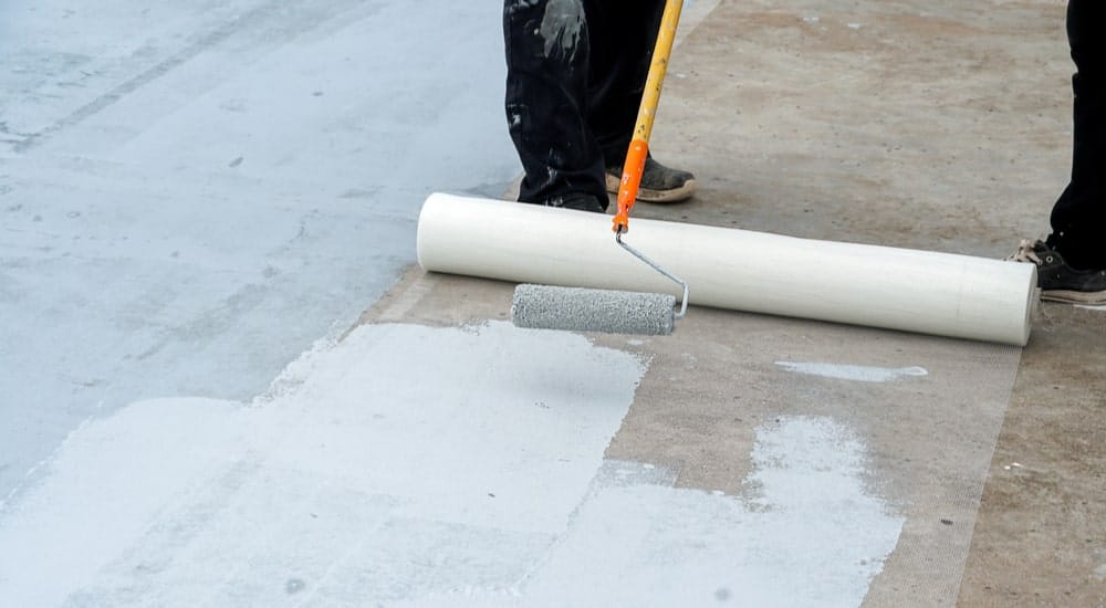 Pose d'un revêtement étanche pour stopper l'humidité 