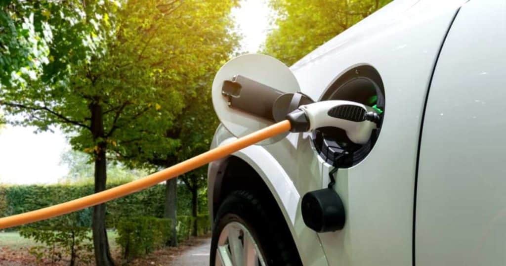 voiture blanche en charge dans un espace vert