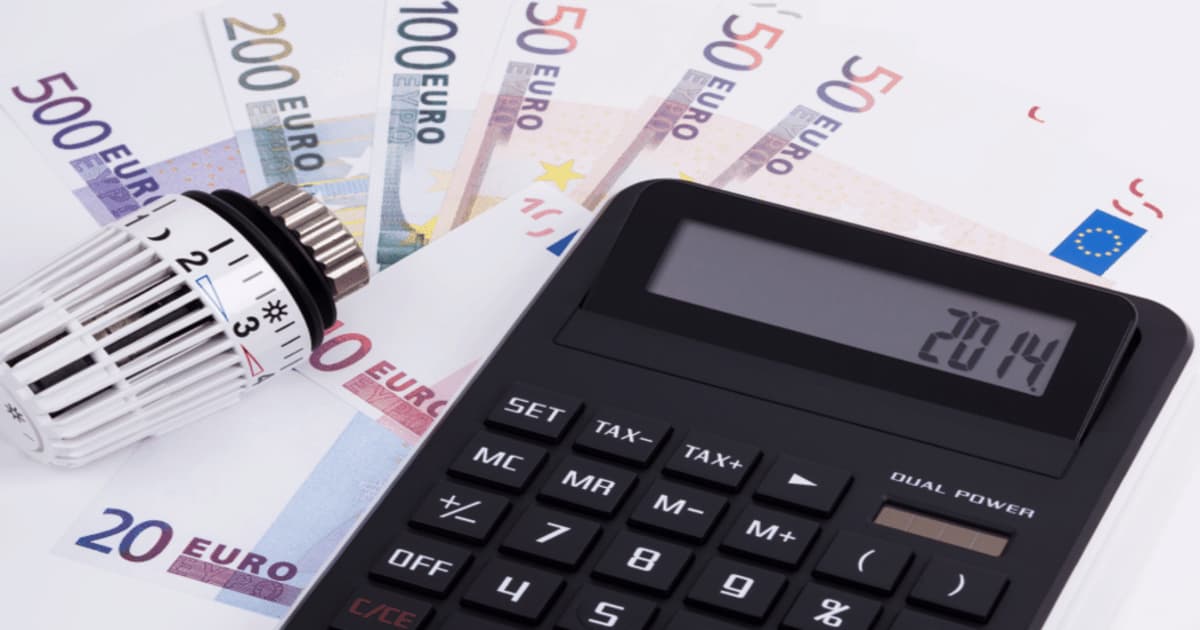 calculatrice sur des billets d'euros