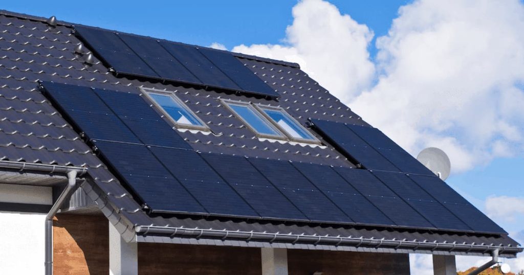 Panneaux solaires sur un toit incliné en tuiles