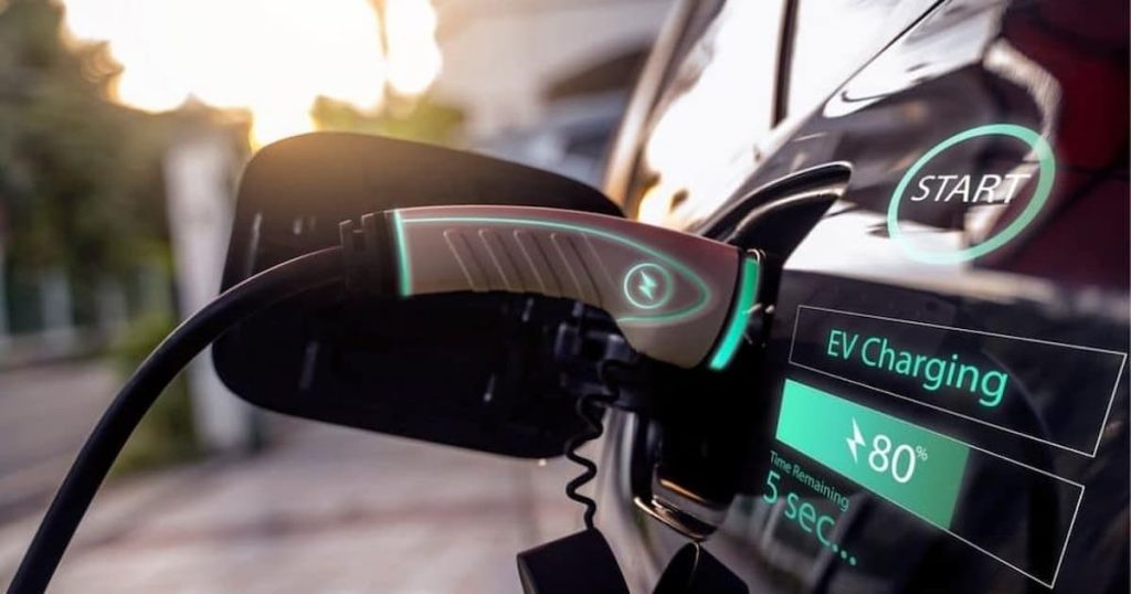 Voiture électrique en train d'être rechargée