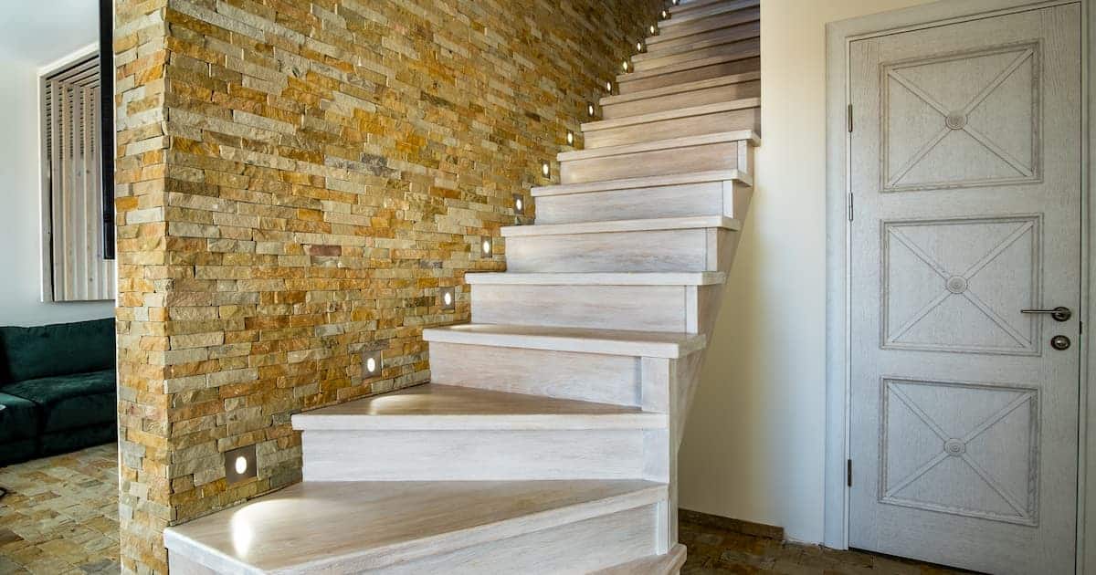 Escalier contemporain élégant en bois  
