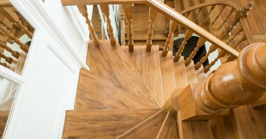 Vue supérieure d'un escalier classique en bois chêne