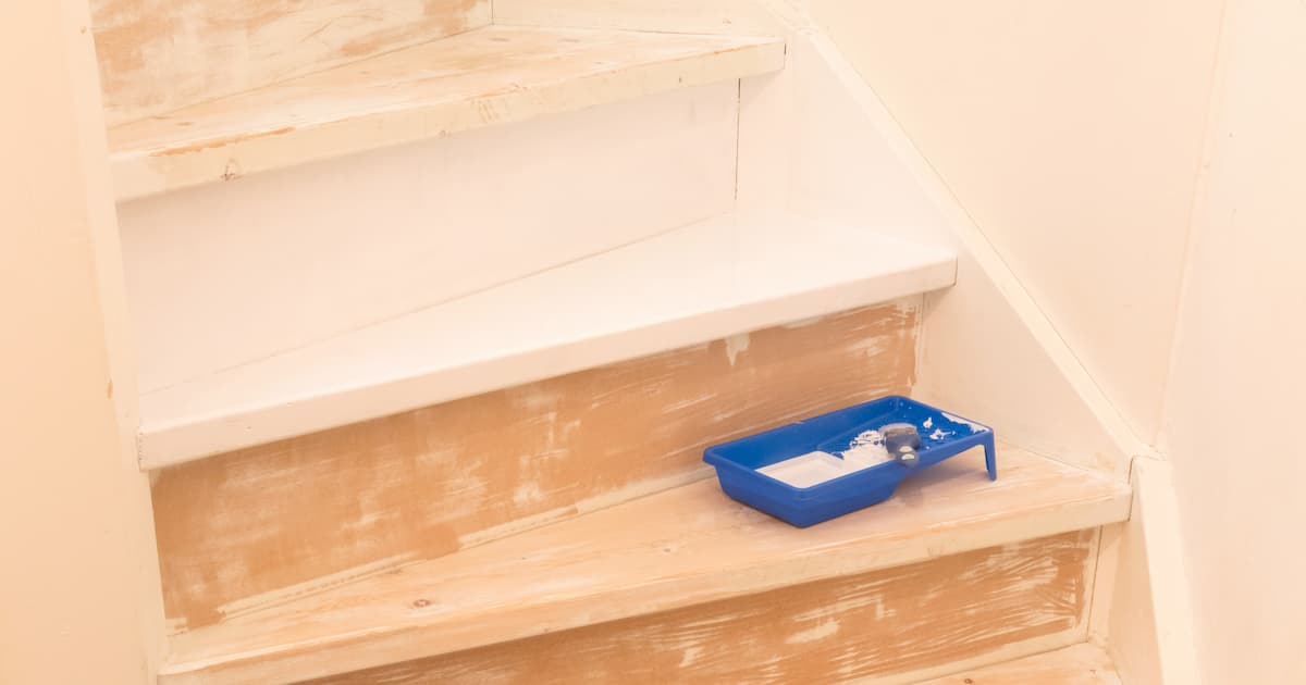 Rénovation d'un escalier en bois avec de la peinture blanche