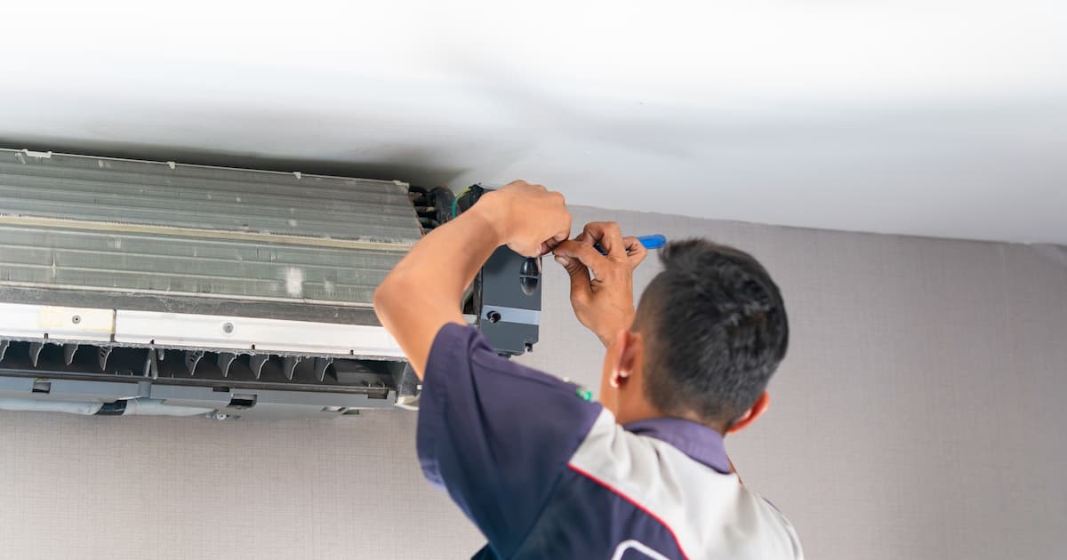 expert installe une clim split unité intérieur 