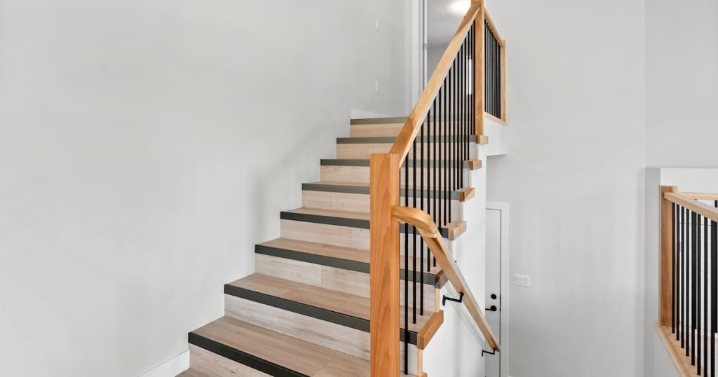 Une cage d'escalier avec rêvetement en vinyle 