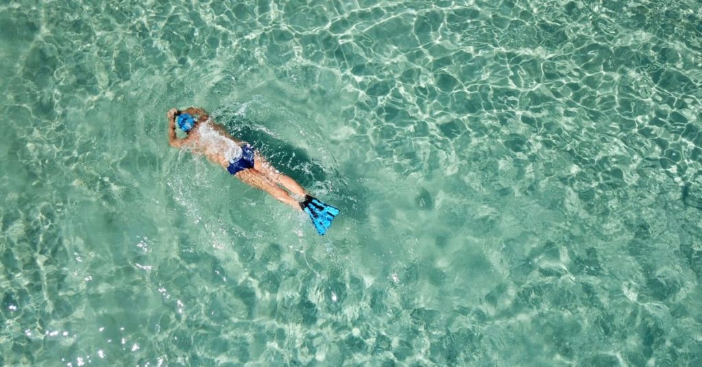 nageur dans une piscine à eau claire