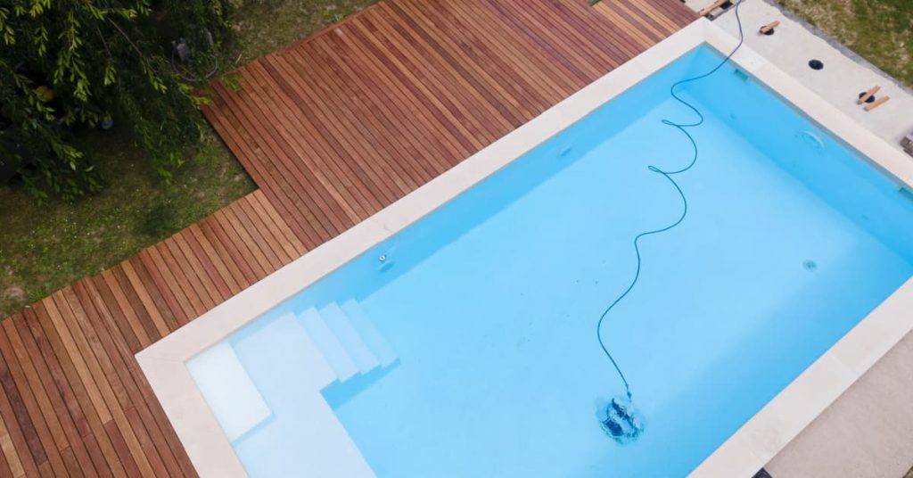 piscine enterrée avec robot aspirateur au fond