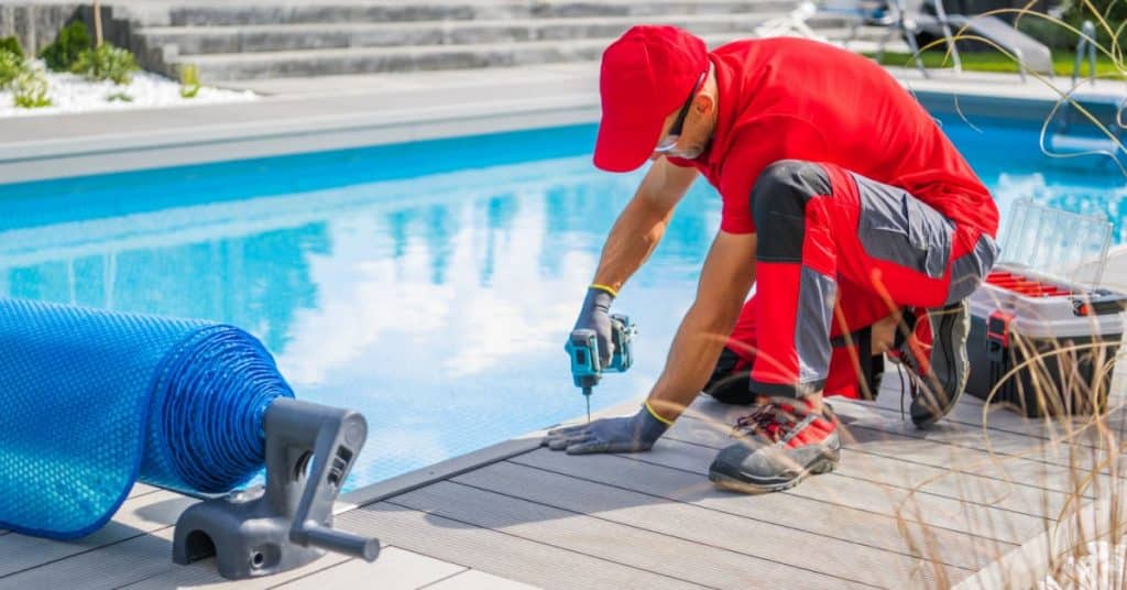 ouvrier réparant une piscine