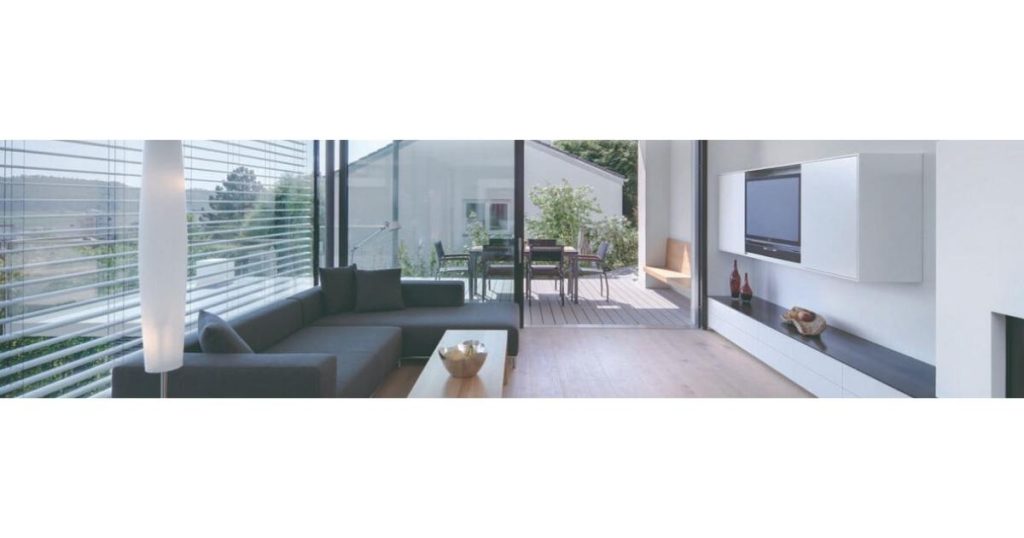 shutter solaire dans une maison moderne installé sur de grandes baies vitrées