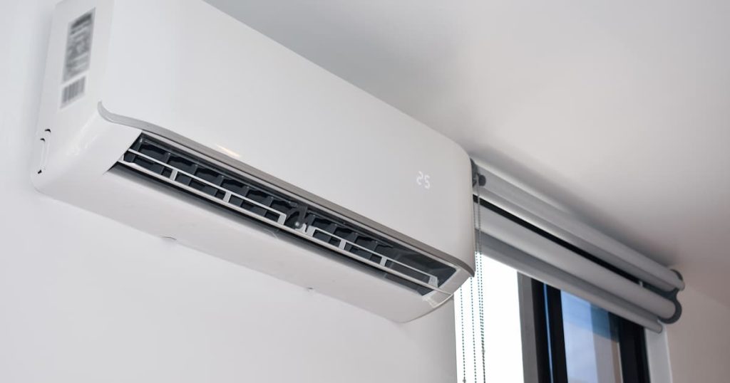 Système de climatisation multisplit sur mur blanc à côté d'une fenêtre