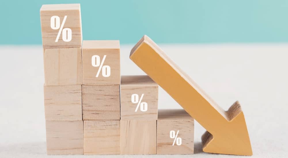 Pyramide de cubes empilés et intitulés "%", et flèche montrant que ces pourcentages diminuent.