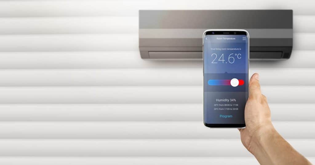 Un smartphone avec SmartThings de Samsung, une application qui vous permet de contrôler votre climatiseur Samsung en réglant la température souhaitée et le taux d’humidité.
