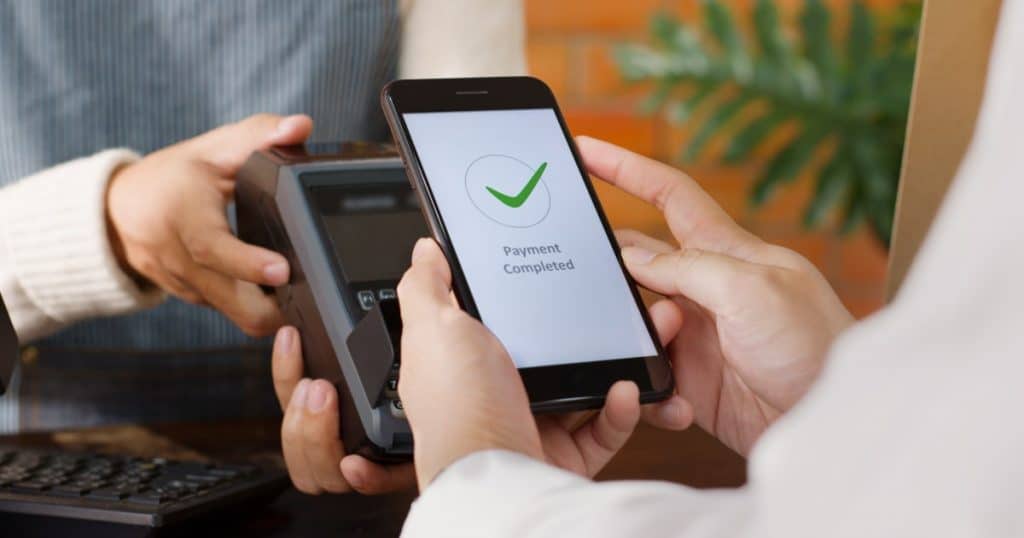 terminal de paiement avec un paiement validé sur un smartphone