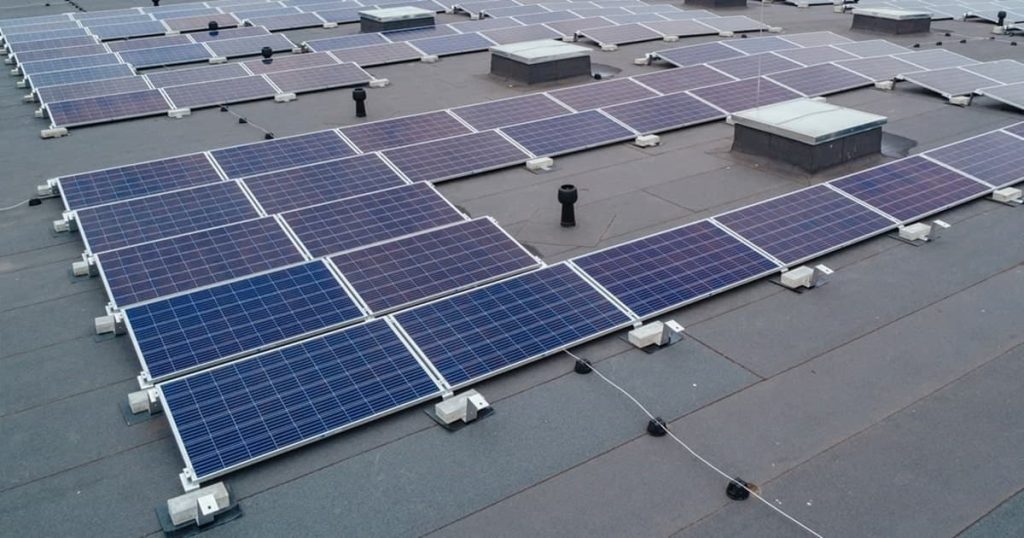 Panneaux solaires sur un toit plat en goudron
